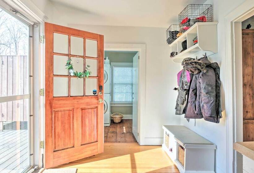 Charming Sharon Dwelling W/ Deck & Fire Pit!