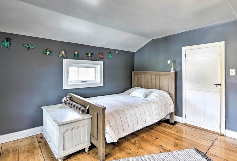 Charming Sharon Dwelling W/ Deck & Fire Pit!