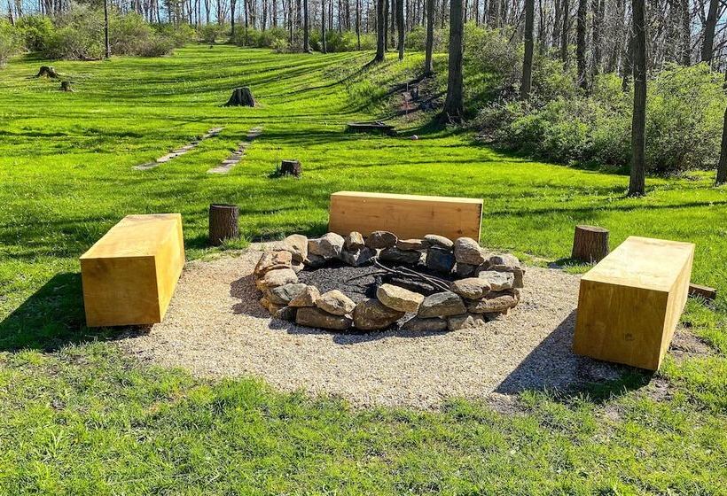 Charming Sharon Dwelling W/ Deck & Fire Pit!