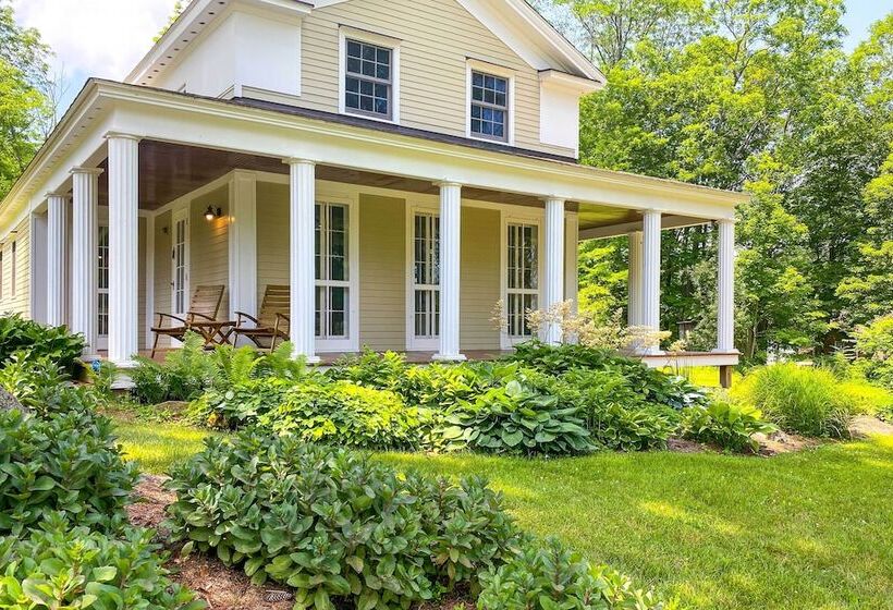 Charming Sharon Dwelling W/ Deck & Fire Pit!