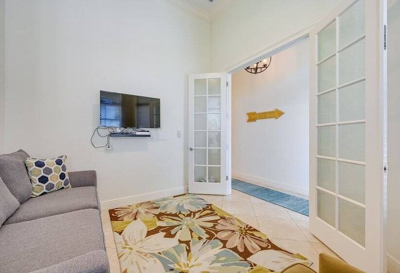 Chic Naples Retreat W/ Private Heated Pool & Lanai