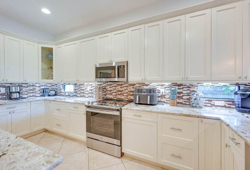 Chic Naples Retreat W/ Private Heated Pool & Lanai