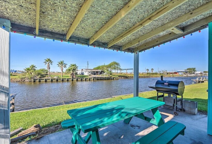 Canalfront Cabin In Sargent: 1 Mile To Beach!