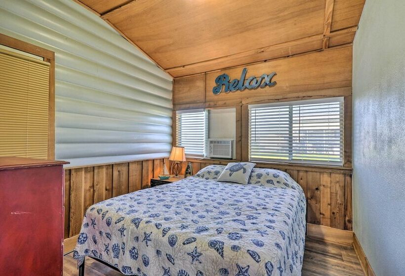 Canalfront Cabin In Sargent: 1 Mile To Beach!