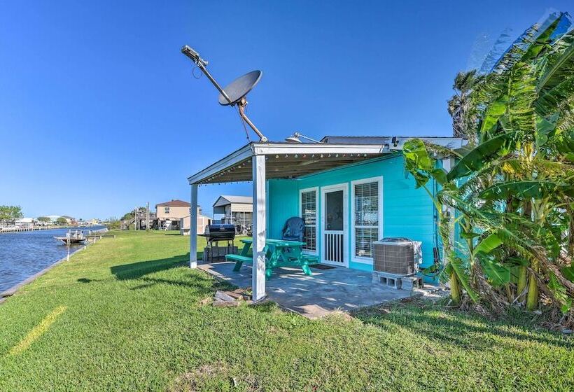 Canalfront Cabin In Sargent: 1 Mile To Beach!
