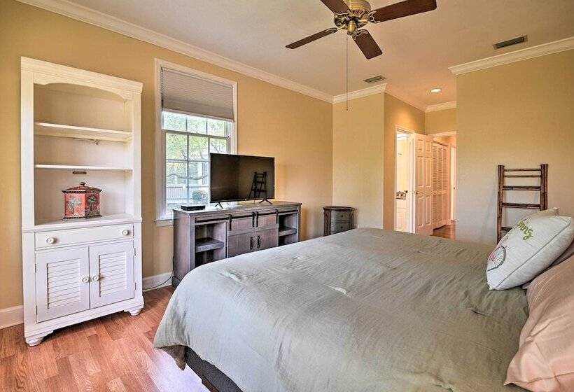 Cottage W/ Deck & Pool Access ~ 6 Mi To Beach