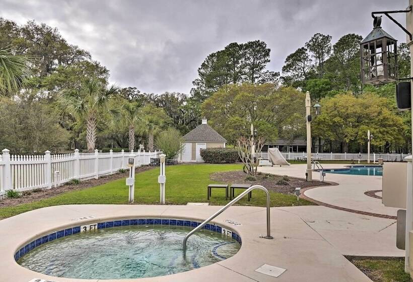 Cottage W/ Deck & Pool Access ~ 6 Mi To Beach
