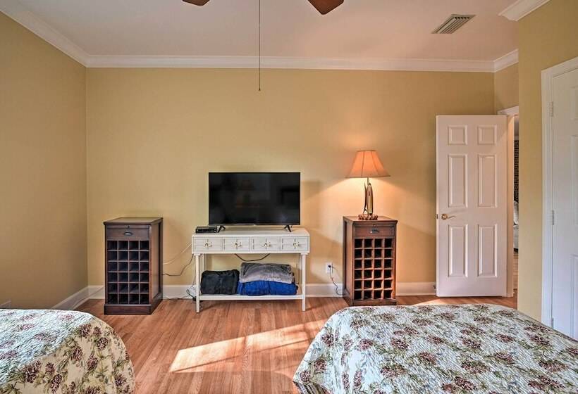 Cottage W/ Deck & Pool Access ~ 6 Mi To Beach