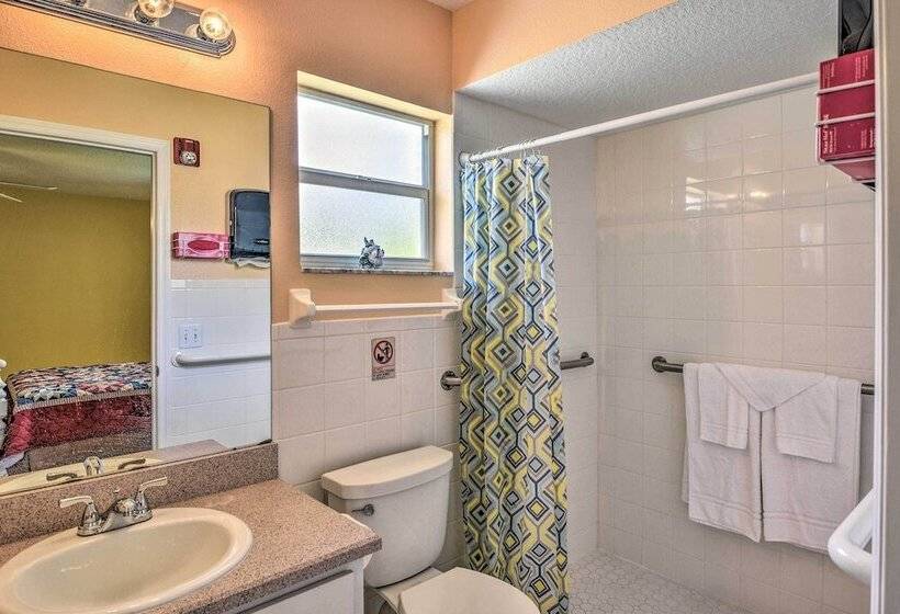 Cozy Coastal Retreat W/ Grill < 5 Mi To Beach