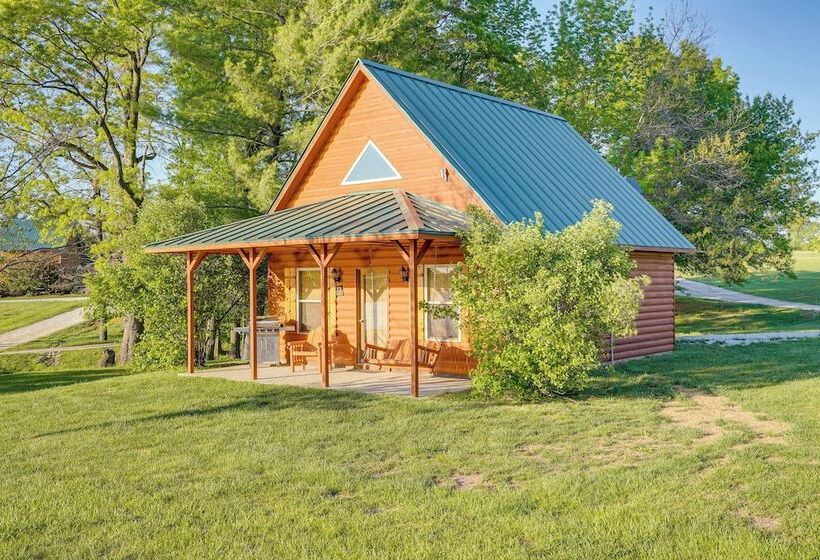 Cozy Columbia Cabin W/ Shared Lake Dock!