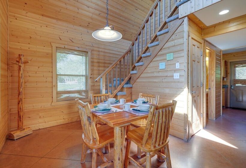 Cozy Columbia Cabin W/ Shared Lake Dock!