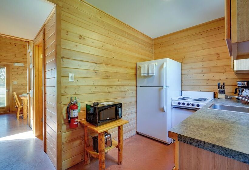 Cozy Columbia Cabin W/ Shared Lake Dock!