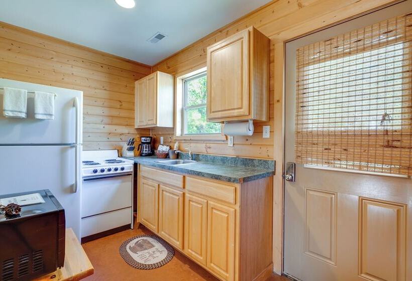 Cozy Columbia Cabin W/ Shared Lake Dock!