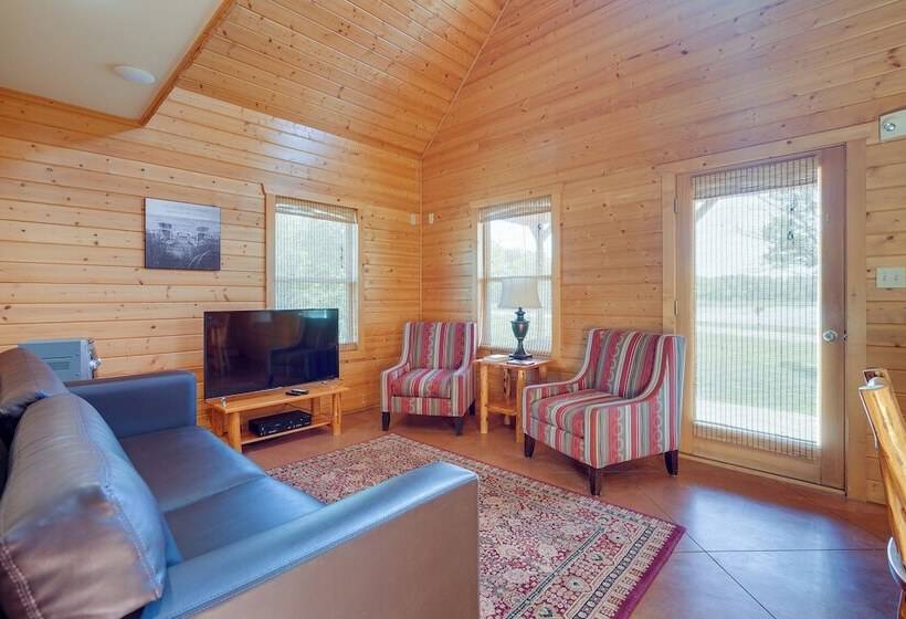 Cozy Columbia Cabin W/ Shared Lake Dock!