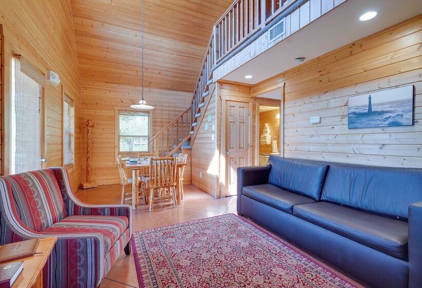 Cozy Columbia Cabin W/ Shared Lake Dock!