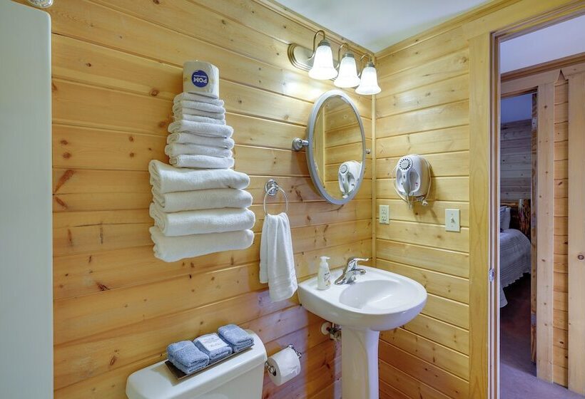 Cozy Columbia Cabin W/ Shared Lake Dock!