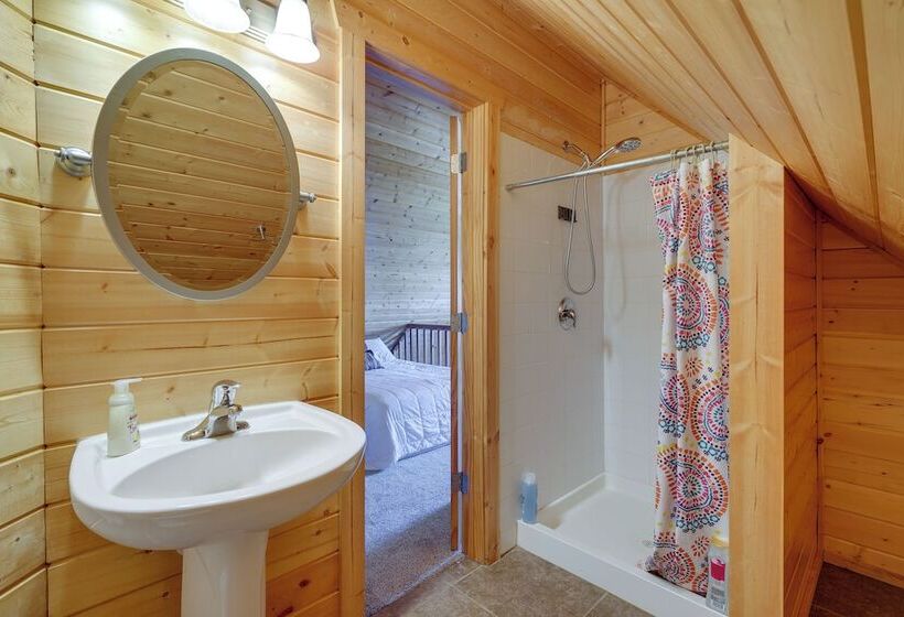 Cozy Columbia Cabin W/ Shared Lake Dock!