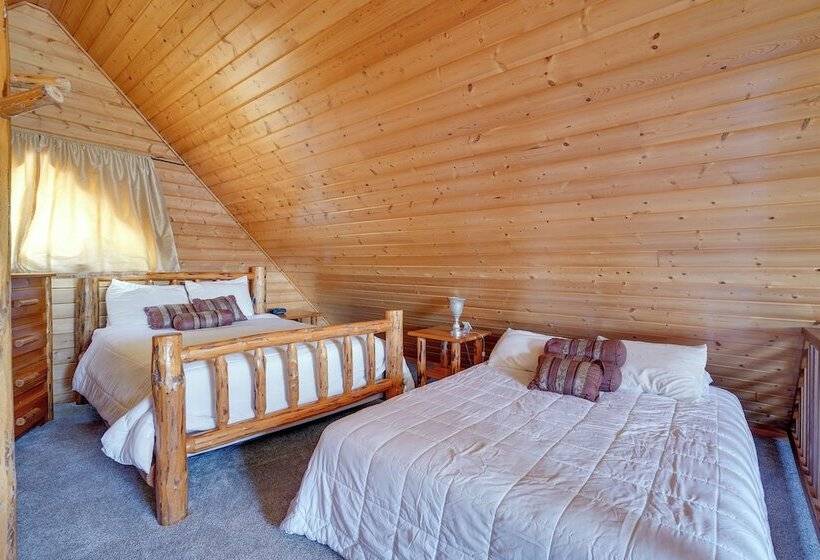 Cozy Columbia Cabin W/ Shared Lake Dock!