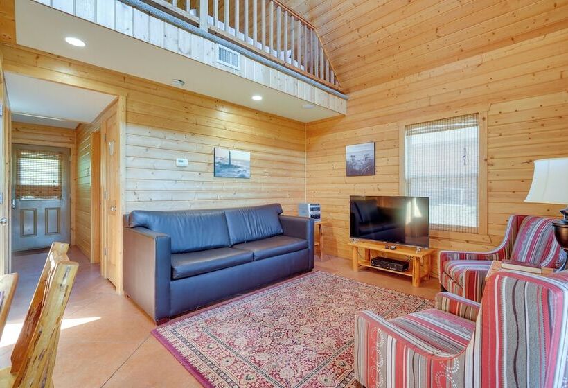 Cozy Columbia Cabin W/ Shared Lake Dock!