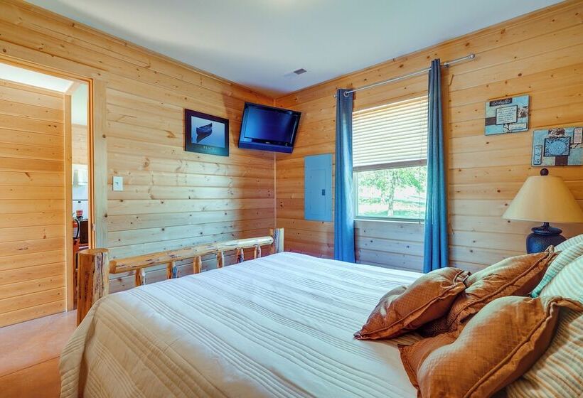 Cozy Columbia Cabin W/ Shared Lake Dock!