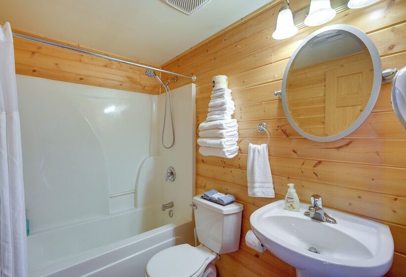 Cozy Columbia Cabin W/ Shared Lake Dock!