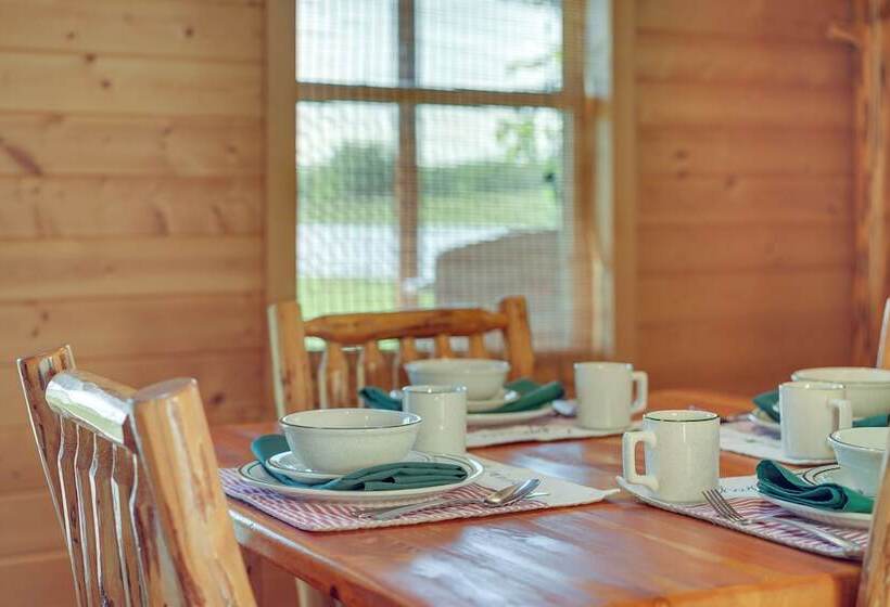 Cozy Columbia Cabin W/ Shared Lake Dock!