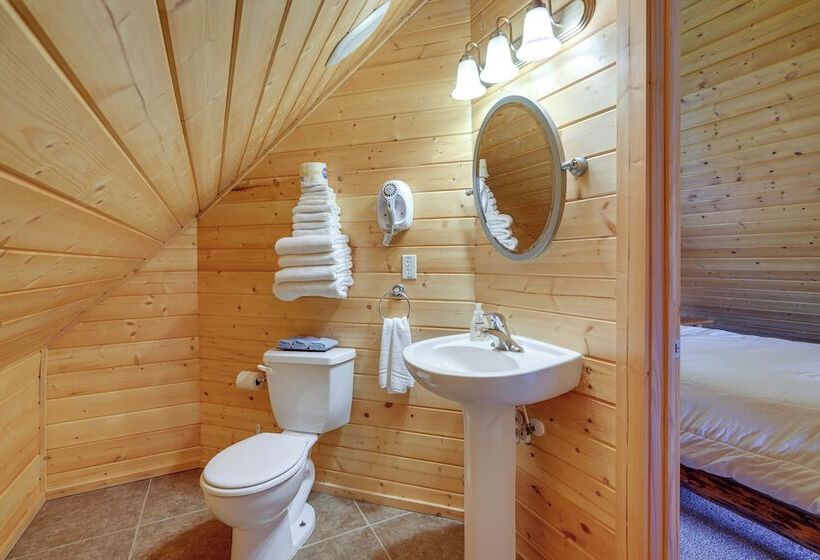 Cozy Columbia Cabin W/ Shared Lake Dock!