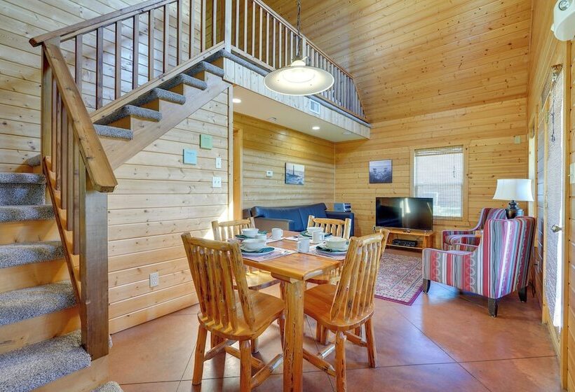 Cozy Columbia Cabin W/ Shared Lake Dock!