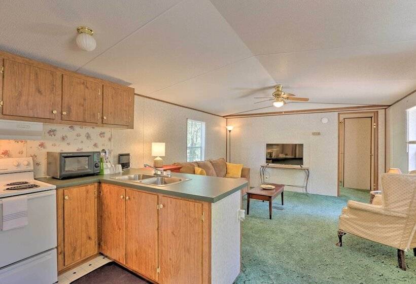 Cozy Florida Getaway, 14 Mi To Royal Springs!