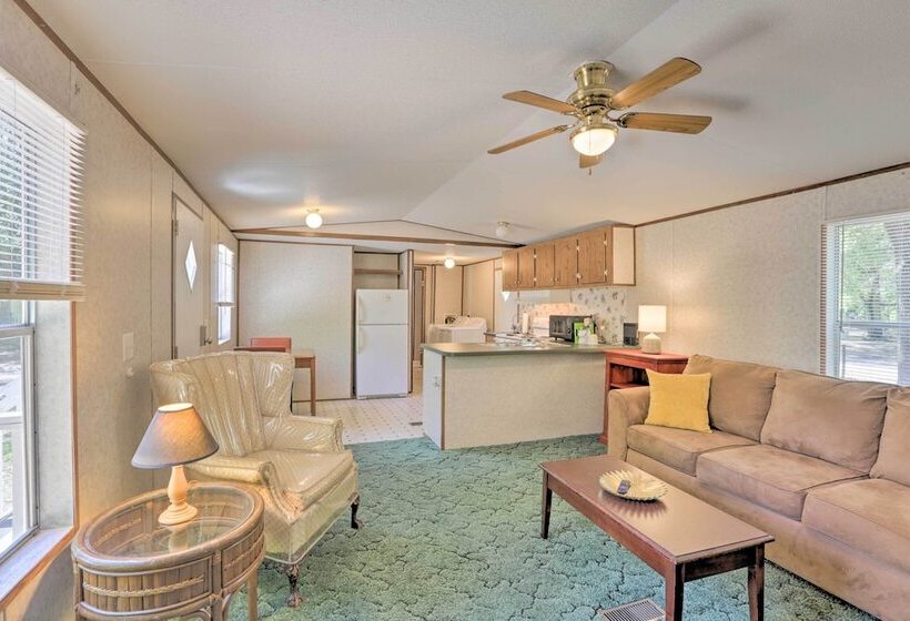 Cozy Florida Getaway, 14 Mi To Royal Springs!