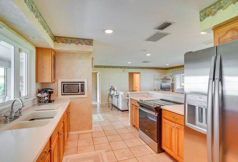 Cozy Frostproof Escape W/ Private Hot Tub!