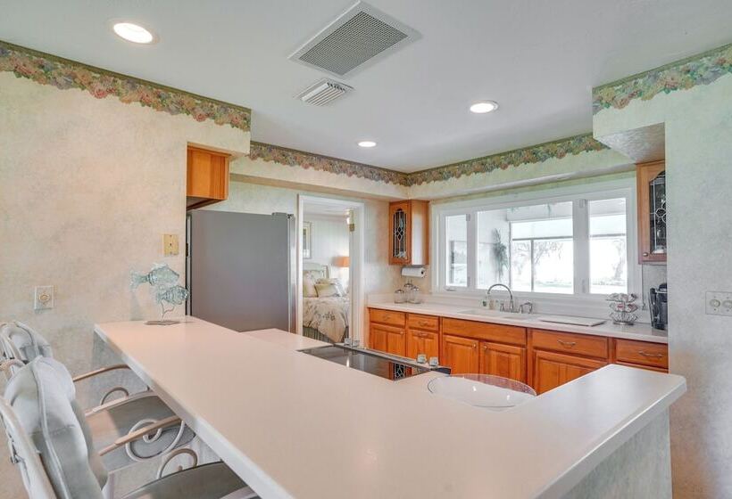 Cozy Frostproof Escape W/ Private Hot Tub!