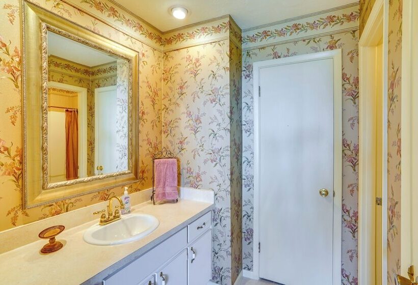 Cozy Frostproof Escape W/ Private Hot Tub!