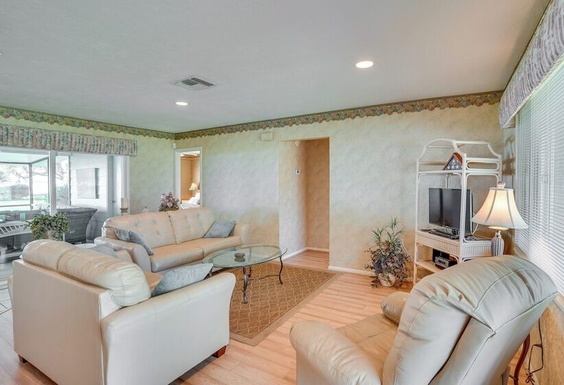 Cozy Frostproof Escape W/ Private Hot Tub!