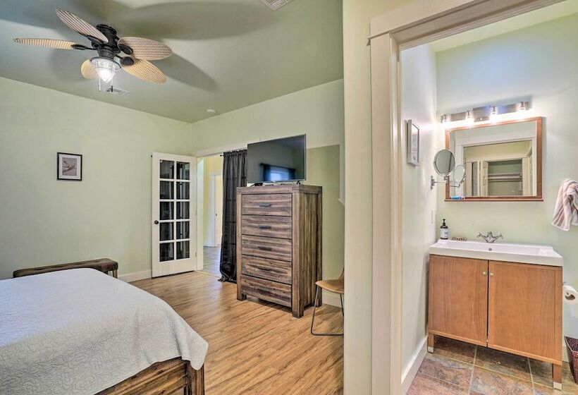 Cozy Las Cruces Gem: Fire Pit, Patio & Views!