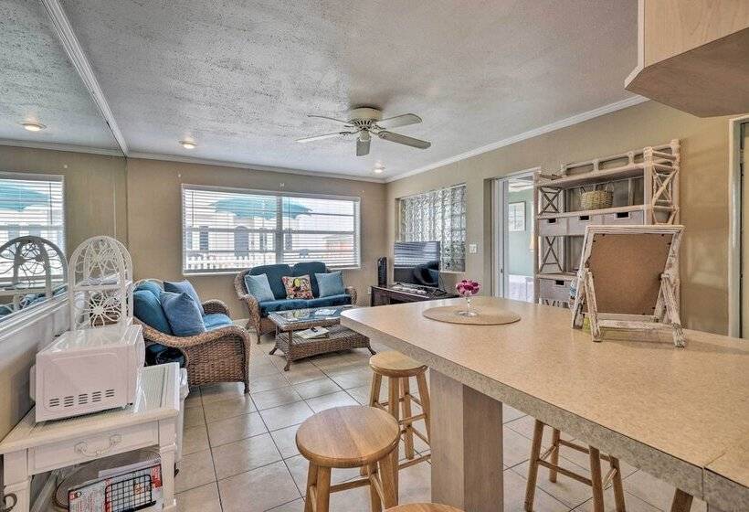 Cozy Ormond Beach Bungalow: Steps To The Sand