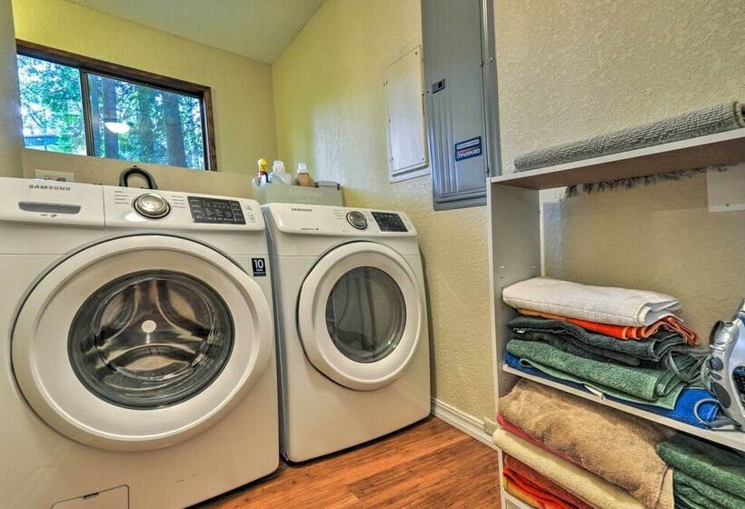 Cozy Sandy Retreat W/ Hot Tub & Forest Views!