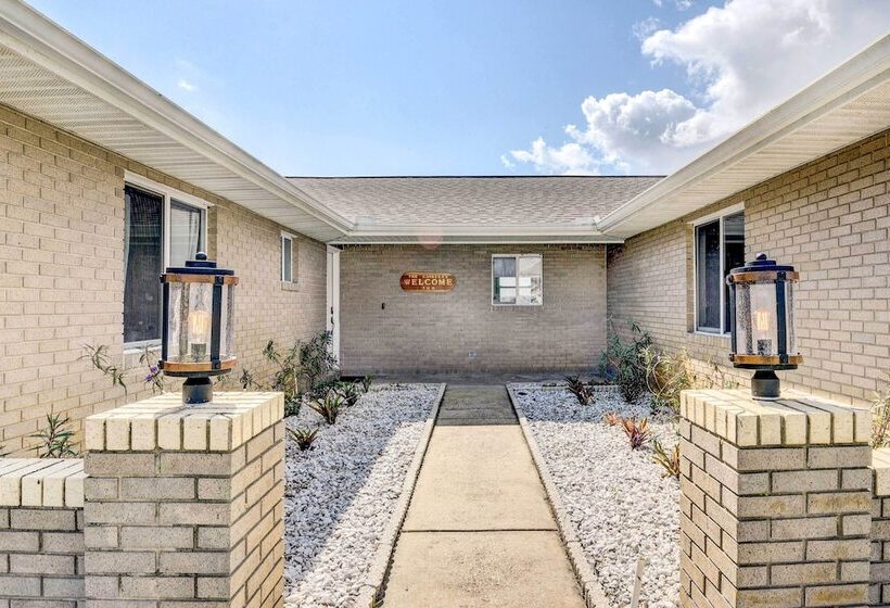 Screened Porch: Waterfront Home In Deltona!
