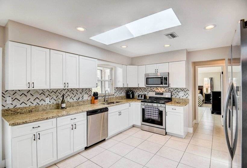 Screened Porch: Waterfront Home In Deltona!