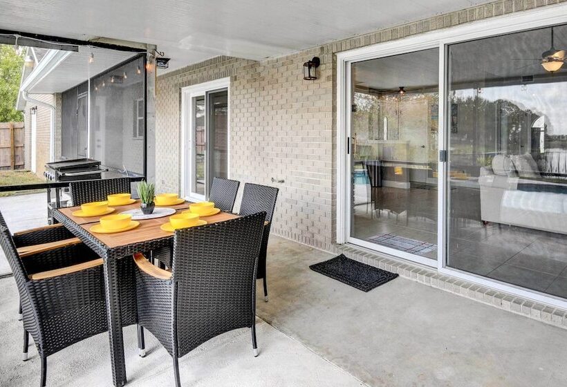 Screened Porch: Waterfront Home In Deltona!