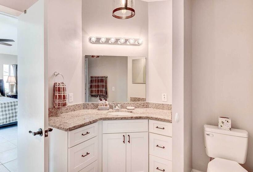 Screened Porch: Waterfront Home In Deltona!