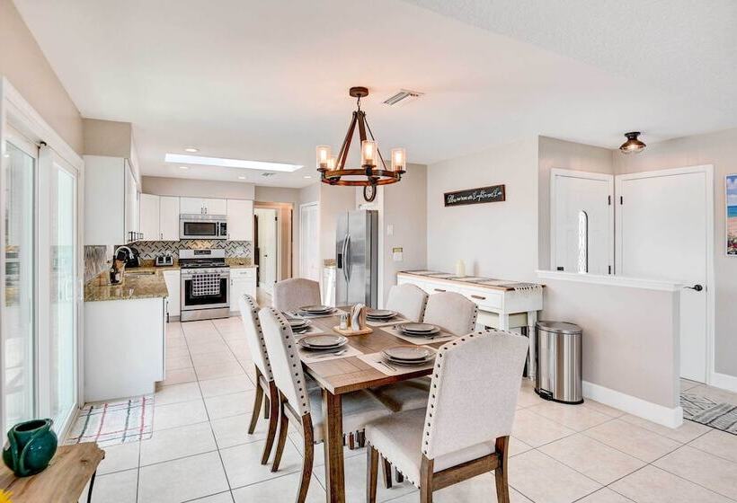 Screened Porch: Waterfront Home In Deltona!