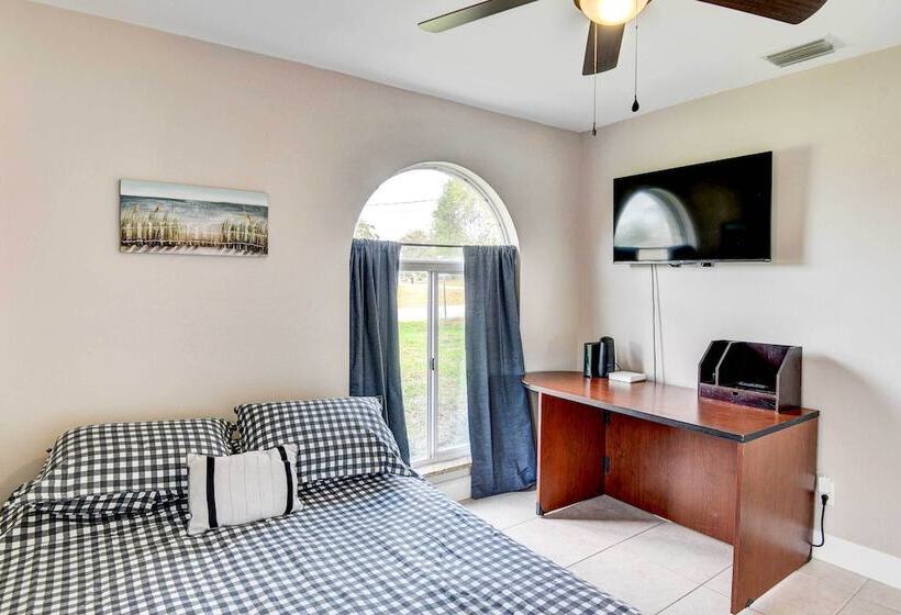 Screened Porch: Waterfront Home In Deltona!