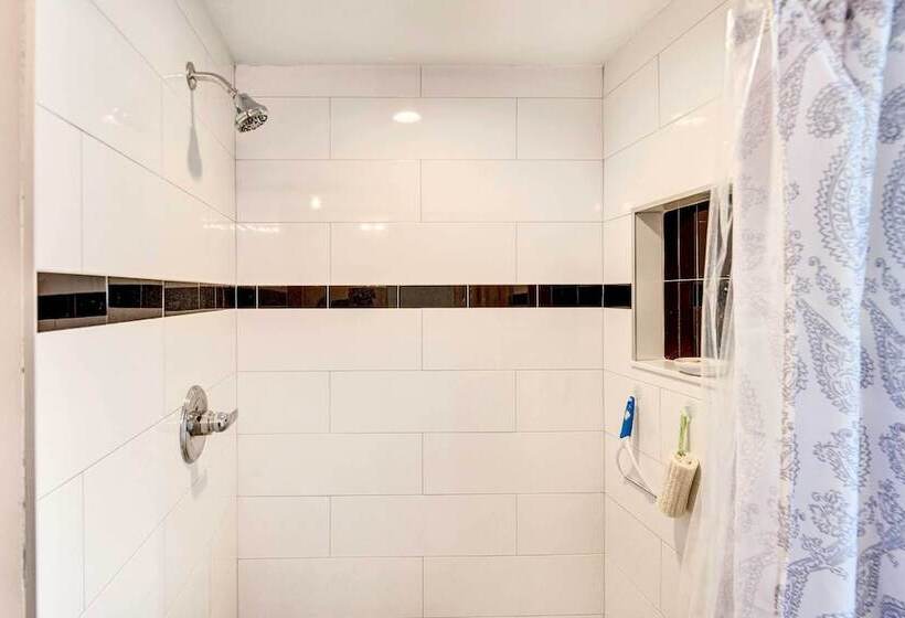 Screened Porch: Waterfront Home In Deltona!