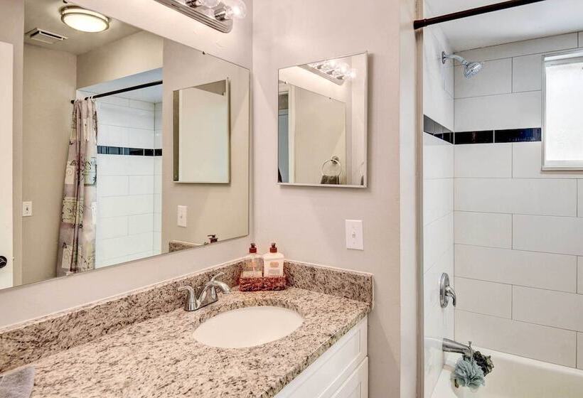 Screened Porch: Waterfront Home In Deltona!