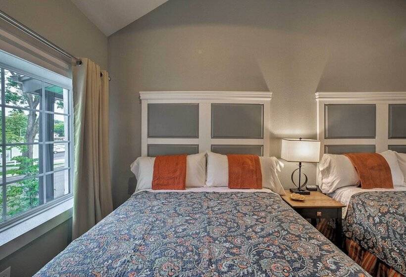 Downtown Branson Cottage W/ Pool Access!