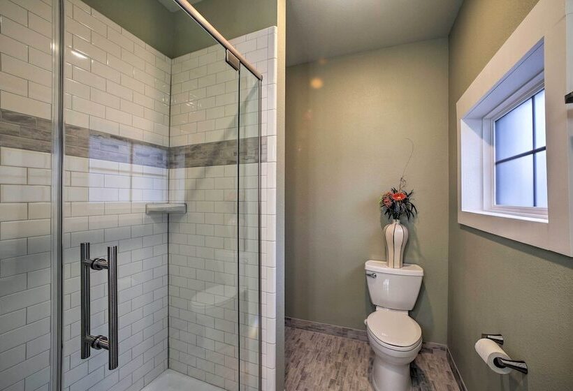 Downtown Branson Cottage W/ Pool Access!