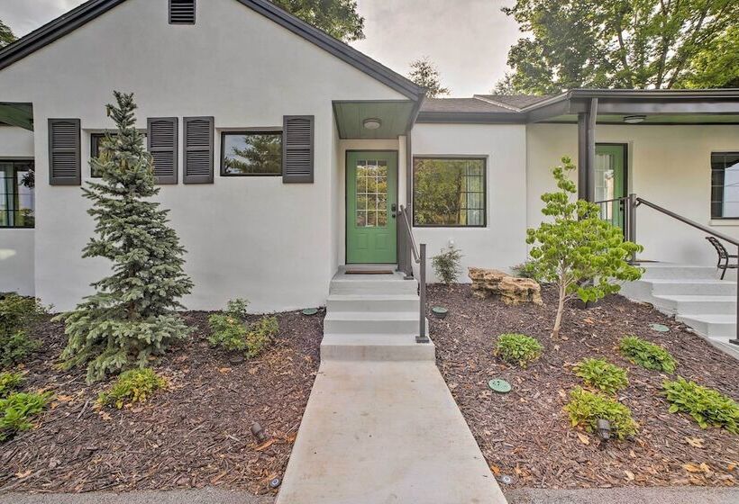 Downtown Branson Cottage W/ Pool Access!