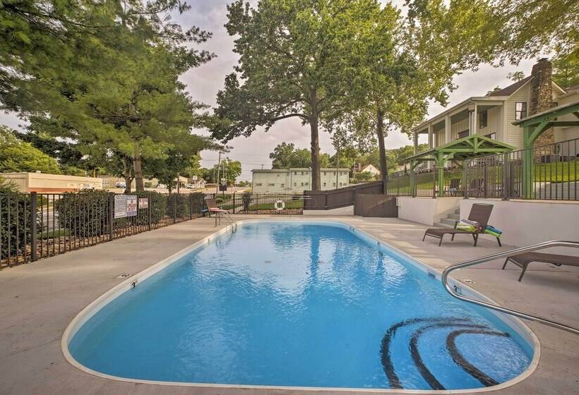 Downtown Branson Cottage W/ Pool Access!