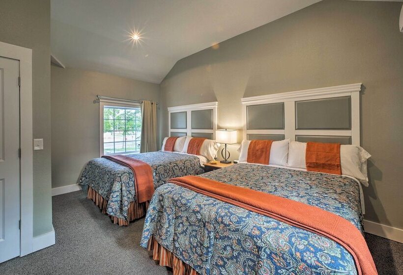 Downtown Branson Cottage W/ Pool Access!